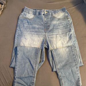 No boundaries, super high rise skinny size (lg 11-13)